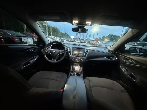 Used 2018 Chevrolet Malibu LT FWD image 12