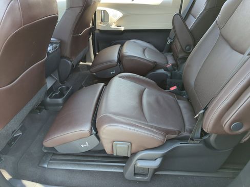 Used 2021 Toyota Sienna Platinum FWD image 18