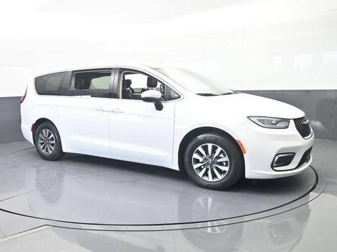 Used 2023 Chrysler Pacifica Touring-L FWD image 8