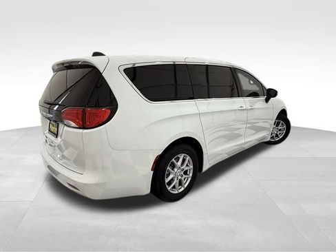 Used 2023 Chrysler Voyager LX image 7