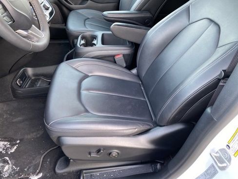 Certified 2025 Chrysler Pacifica Select image 15