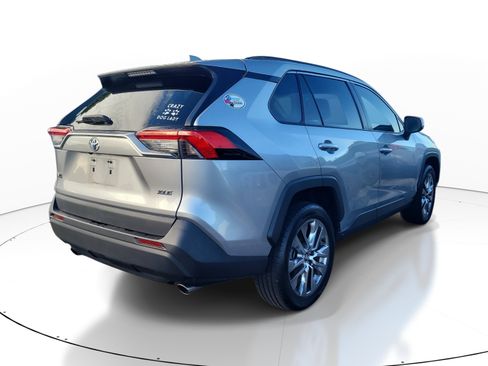Used 2020 Toyota RAV4 XLE Premium FWD image 7