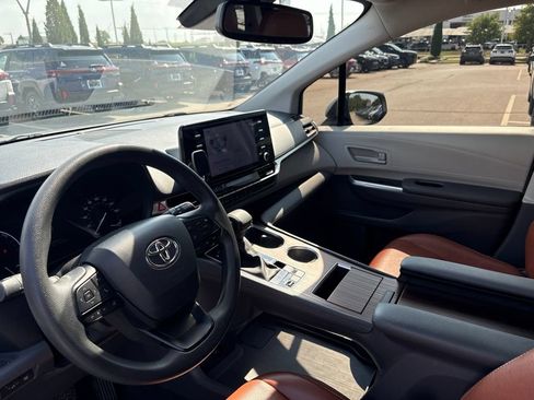 Used 2024 Toyota Sienna LE w/ LE Plus Package FWD image 4
