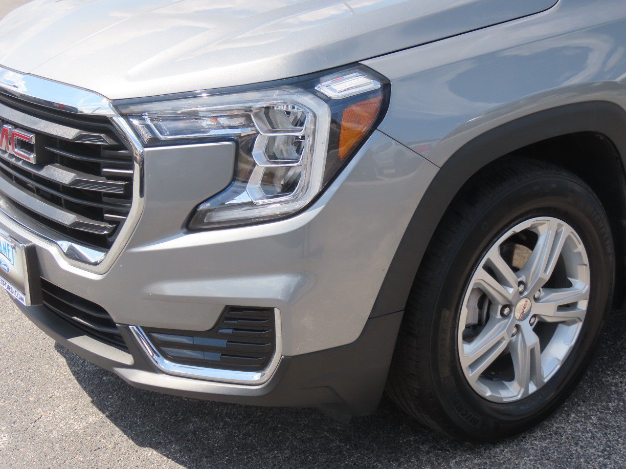 Used 2024 GMC Terrain SLE w/ Driver Convenience Package FWD image 3
