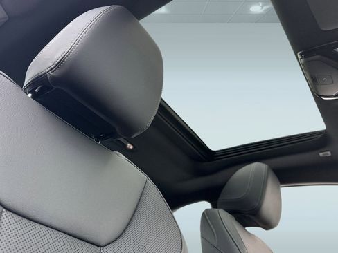 Used 2025 BMW 230i Coupe w/ Premium Package image 15