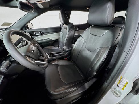 Used 2023 Jeep Compass Limited image 12