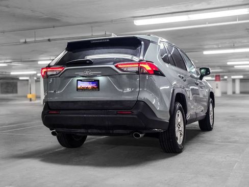 Used 2021 Toyota RAV4 XLE FWD image 7