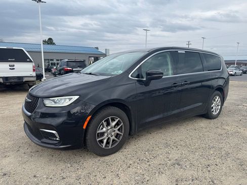 Used 2023 Chrysler Pacifica Touring-L image 1