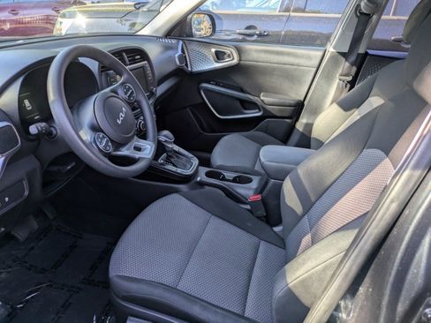 Used 2025 Kia Soul LX w/ LX Technology Package FWD image 3