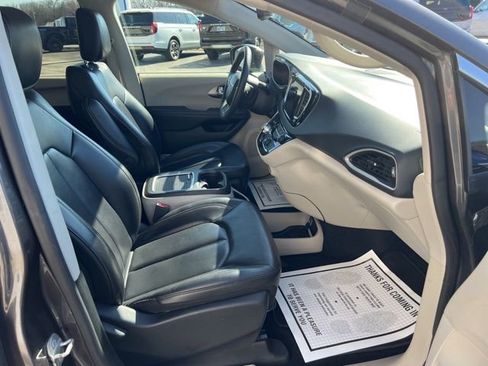 Used 2023 Chrysler Pacifica Touring-L FWD image 11