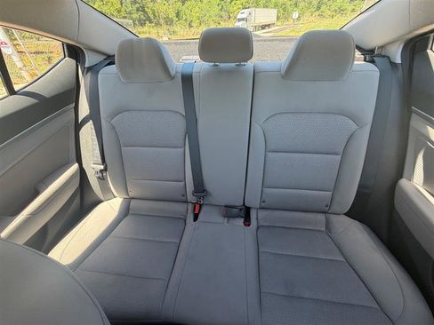 Used 2017 Hyundai Elantra SE FWD image 18