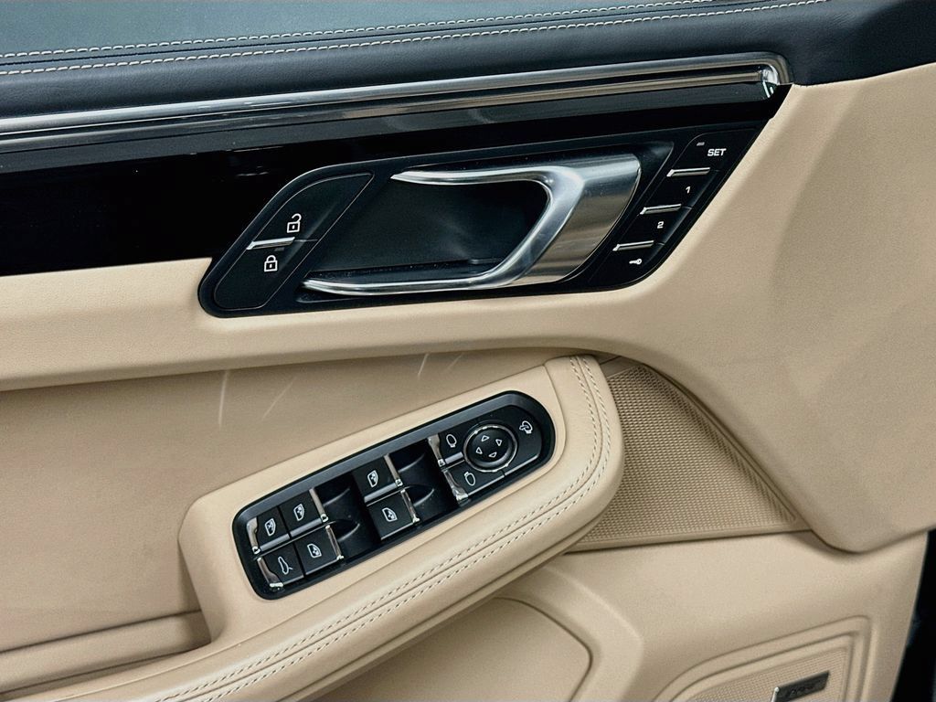Certified 2025 Porsche Macan AWD/4WD image 19