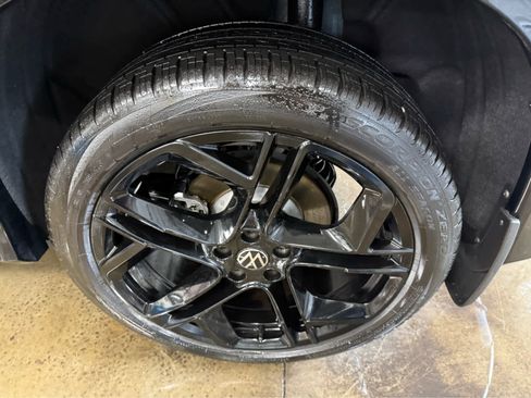 Used 2025 Volkswagen Tiguan SE R-Line image 29