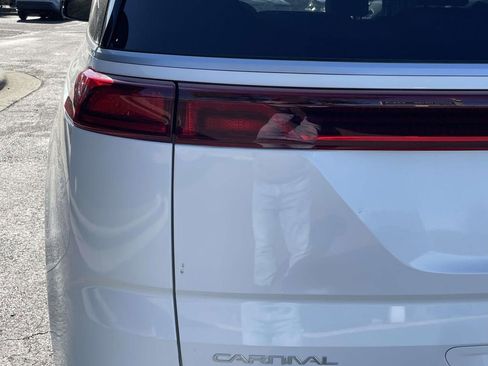 Used 2024 Kia Carnival LX image 12