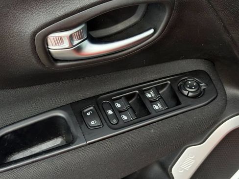 Used 2020 Jeep Renegade Latitude FWD image 13