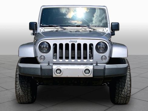 Used 2015 Jeep Wrangler Unlimited Sahara w/ Dual Top Group AWD/4WD image 4