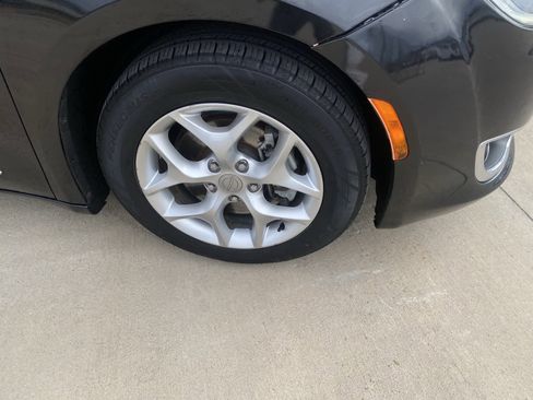 Used 2020 Chrysler Pacifica Limited image 2