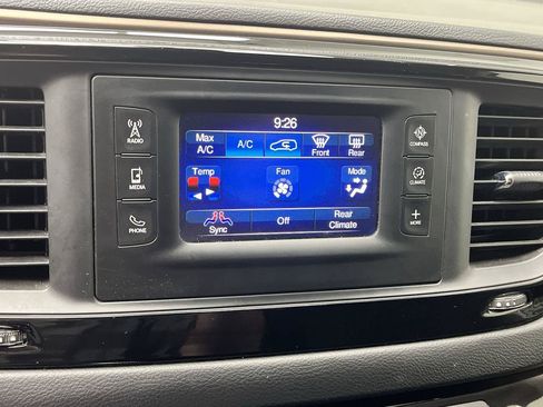 Used 2017 Chrysler Pacifica Touring FWD image 18