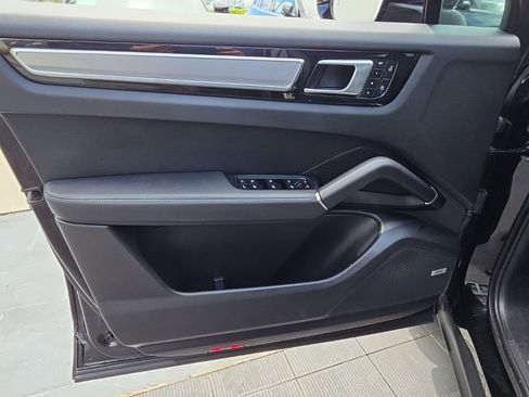Used 2023 Porsche Cayenne Platinum Edition image 28
