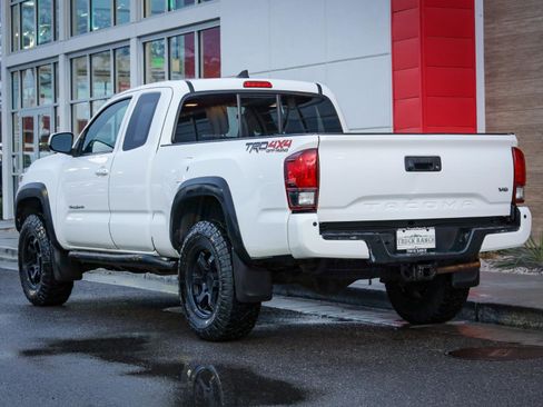 Used 2018 Toyota Tacoma TRD Off-Road w/ Technology Package image 6