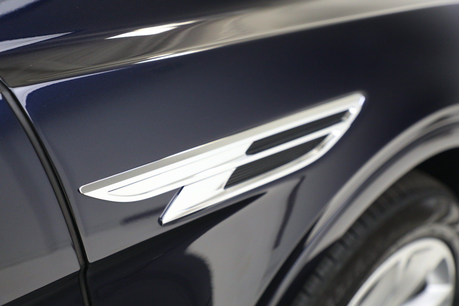 Used 2024 Bentley Bentayga Extended Wheelbase AWD/4WD image 42
