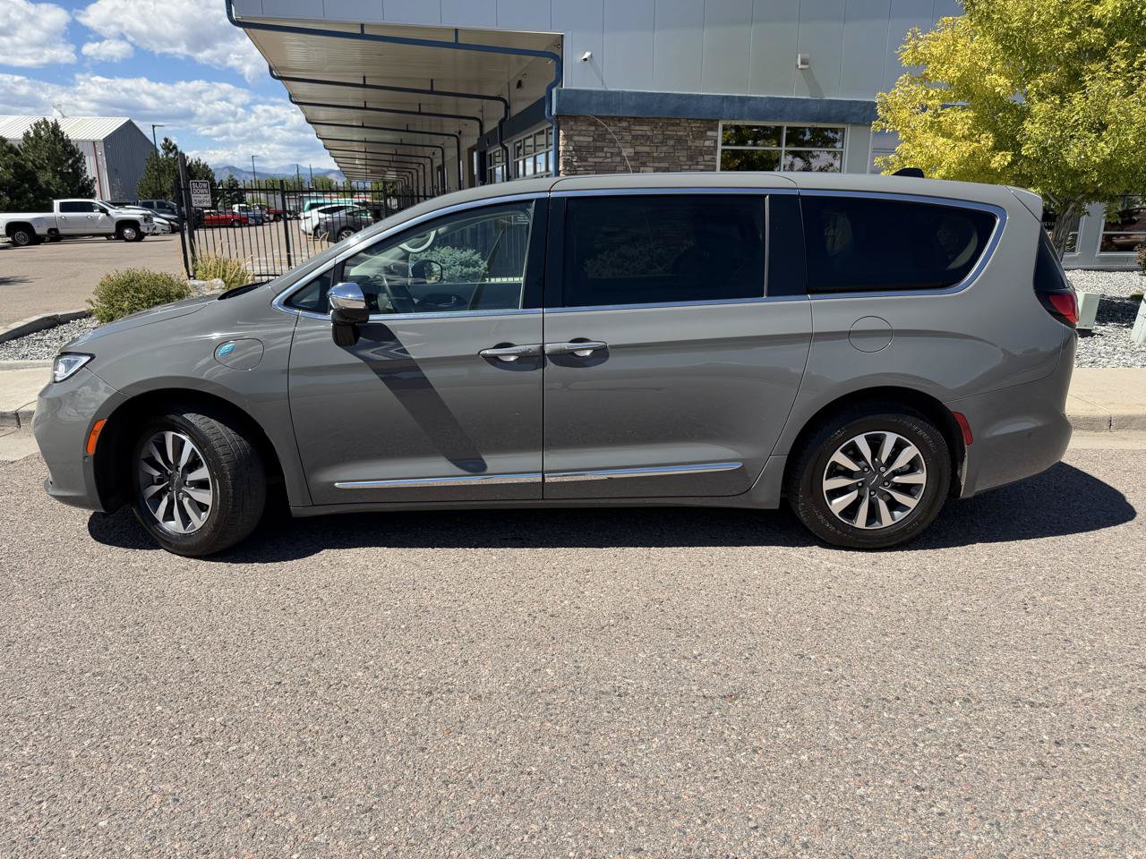Used 2023 Chrysler Pacifica Limited FWD image 2