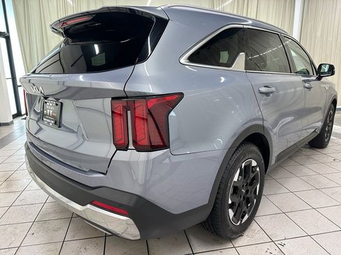 Used 2024 Kia Sorento S image 5