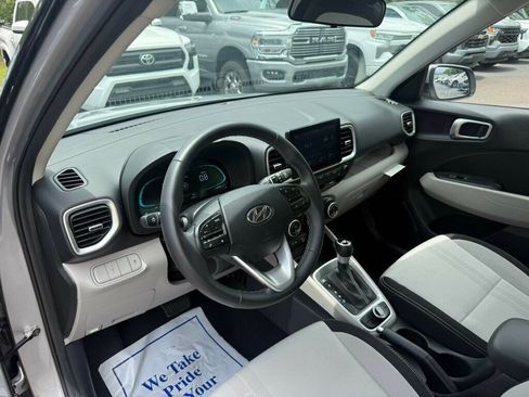 Used 2025 Hyundai Venue SEL FWD image 3