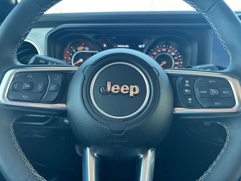 Used 2025 Jeep Wrangler Unlimited Sahara AWD/4WD image 28