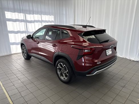 Used 2025 Chevrolet Trax LT w/ Driver Confidence Package image 6