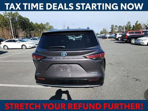 Used 2024 Toyota Sienna Limited image 12