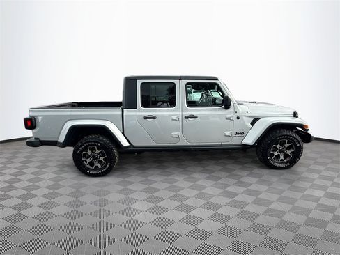 Used 2023 Jeep Gladiator Willys image 5