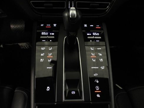 Certified 2025 Porsche Macan AWD/4WD image 24