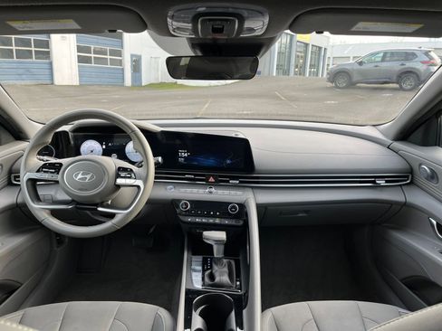 Used 2025 Hyundai Elantra SEL image 32