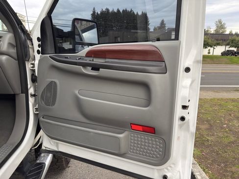 Used 2005 Ford F350 Lariat image 3