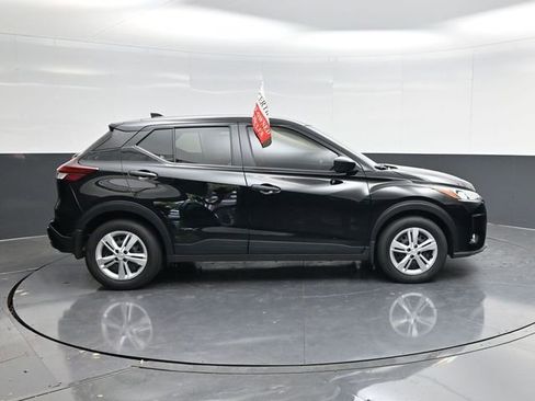 Used 2025 Nissan Kicks Play S image 2