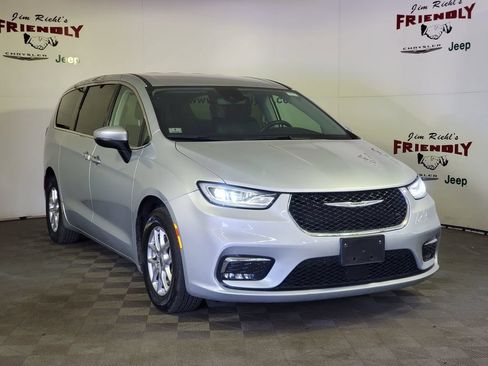 Used 2023 Chrysler Pacifica Touring-L FWD image 28