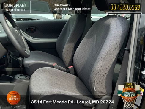 Used 2010 Toyota Yaris 2-Door Hatchback image 6