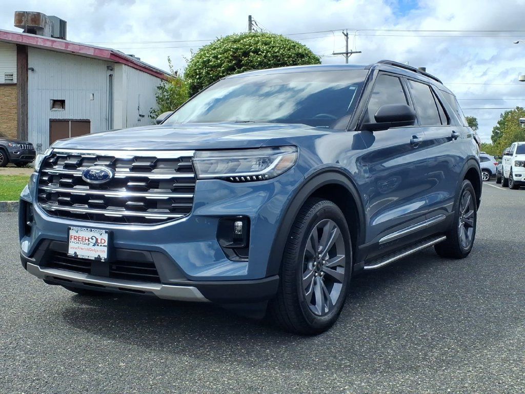 Used 2025 Ford Explorer Active w/ Active Comfort Package AWD/4WD image 3