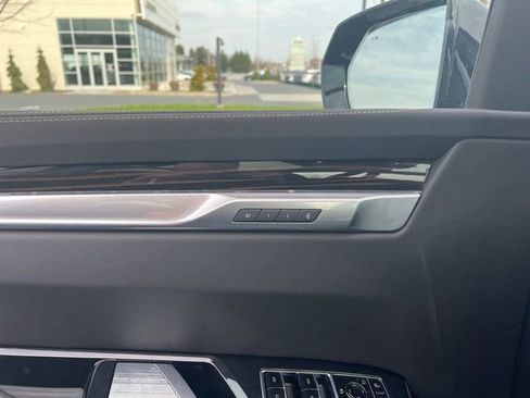 Used 2025 Cadillac Escalade Premium Luxury AWD/4WD image 34