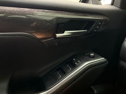 Used 2023 Toyota Highlander Platinum image 25