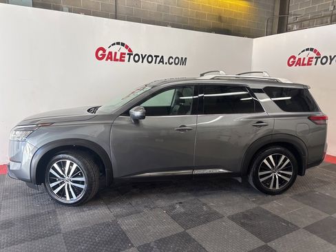 Used 2024 Nissan Pathfinder Platinum w/ Black Appearance Package image 6