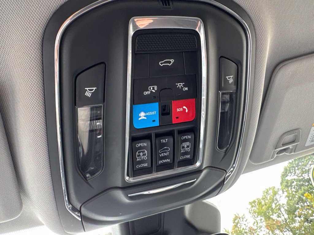 Used 2023 Jeep Grand Cherokee Limited w/ Black Appearance Package AWD/4WD image 36