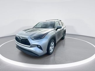 Used 2023 Toyota Highlander LE FWD video 4