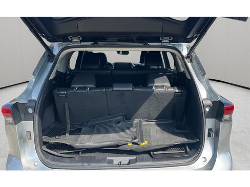 Used 2021 Toyota Highlander XLE image 21