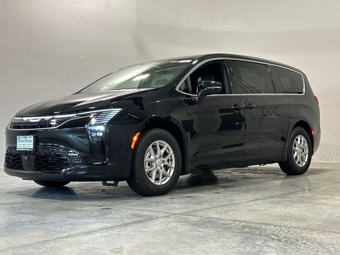 New 2027 Chrysler Pacifica Select FWD image 2