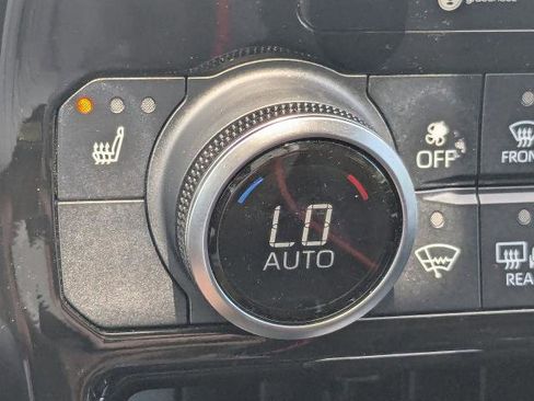 Used 2021 Toyota Highlander XLE FWD image 28