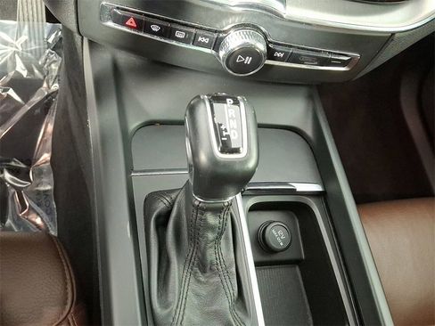 Used 2018 Volvo XC60 T5 Momentum w/ Vision Package image 16