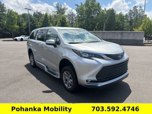Used 2024 Toyota Sienna XLE FWD image 1