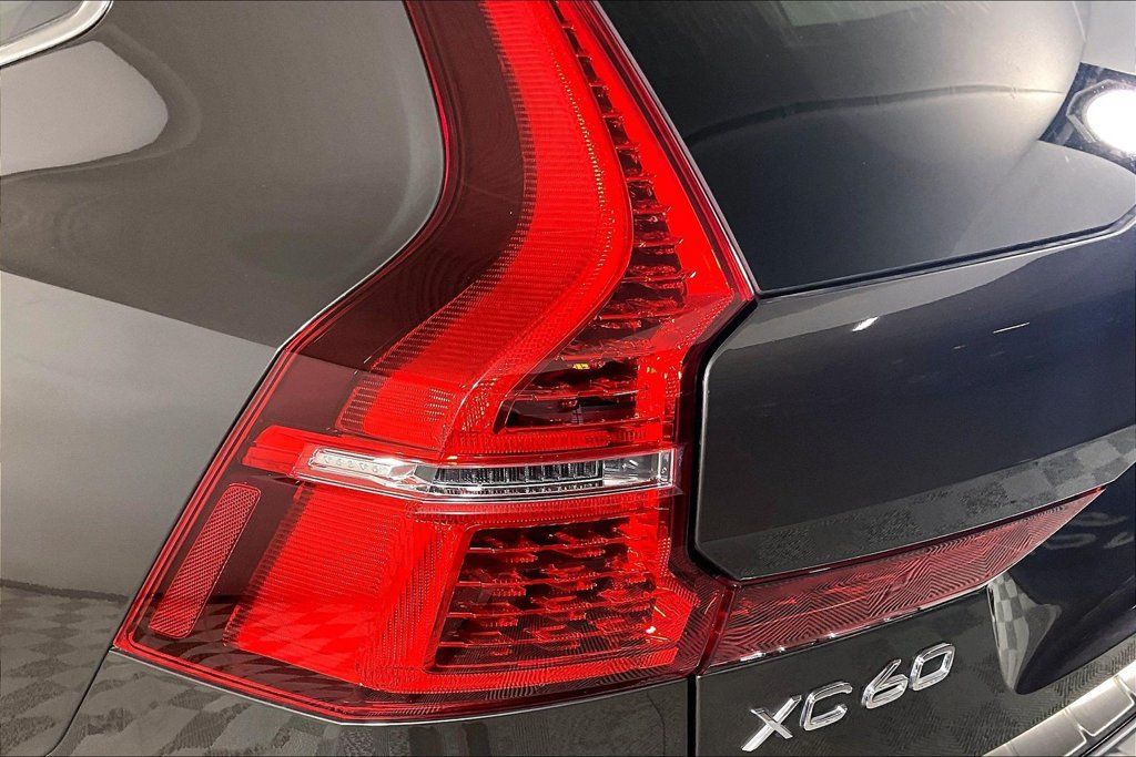 Used 2022 Volvo XC60 B5 Inscription w/ Advanced Package FWD image 28